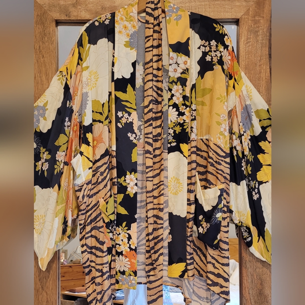 NWOT Spell Designs Tyler Robe